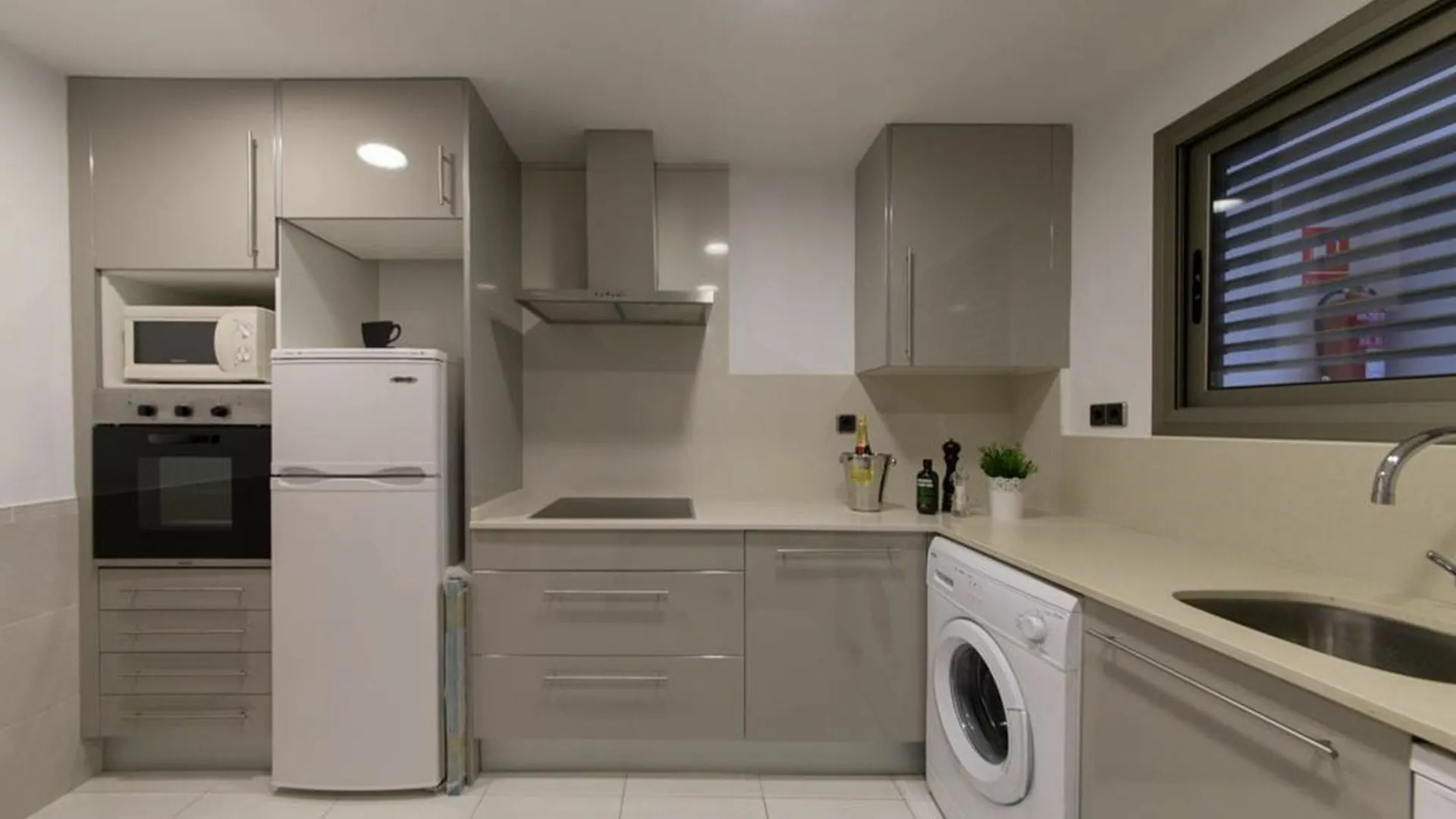 Intersalou Monaco Family Apartments  살루